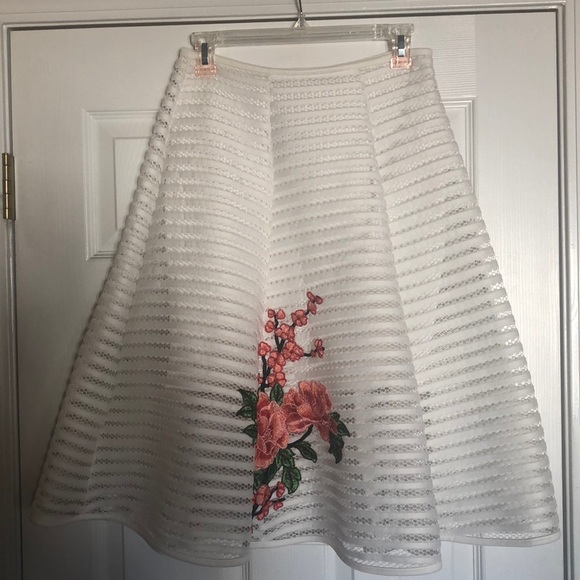 Quiz White Meshed Skit lines with floral - Picture 2 of 6